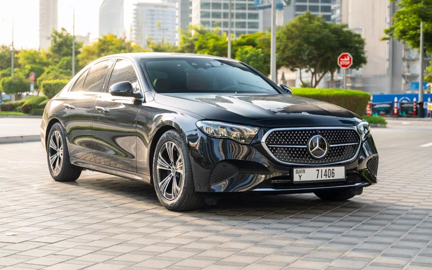 Mercedes-Benz E200 or similar — view 2